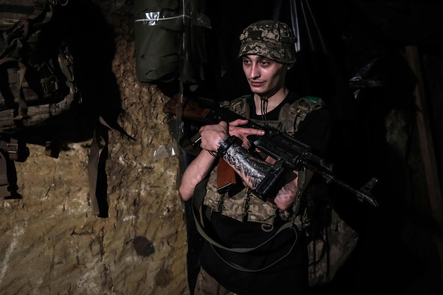 Soldati ucraini manovrano dei droni in una postazione di combattimento situata sulla linea del fronte nei pressi di Kostyantinivka (Donetsk). (EPA)