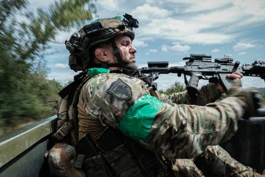 I soldati ucraini della Compagnia “Central” del Battaglione Alcatraz osservano l’arrivo di droni russi dal loro veicolo in movimento su una strada che conduce alle postazioni di combattimento in prima linea nei pressi di Kostyantinivka (Donetsk). (EPA)