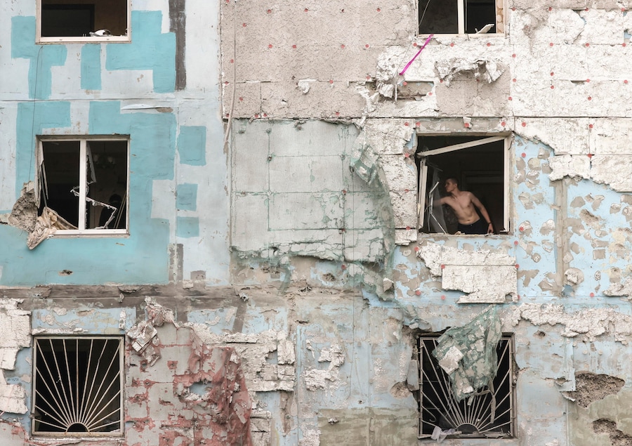Un residente nel luogo in cui una bomba guidata russa ha colpito una zona residenziale di Zaporizhzhia. (EPA)