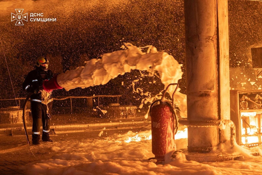 In questa foto fornita il 23 luglio 2026, un vigile del fuoco è al lavoro sul luogo di una stazione di servizio colpita da un attacco con droni russi, nel contesto dell’offensiva russa contro l’Ucraina, a Sumy. (via REUTERS)