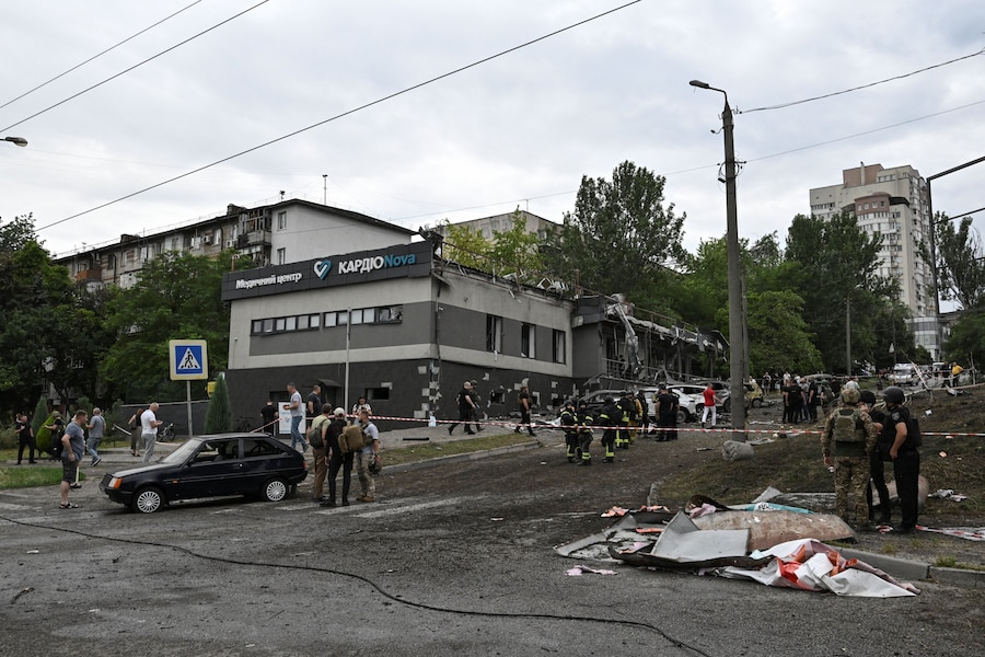 Il 23 luglio 2026, a Zaporizhzhia, in Ucraina, nel contesto dell'attacco russo all'Ucraina, il personale dei servizi di emergenza opera sul luogo di un centro medico danneggiato durante un attacco aereo russo. (REUTERS)