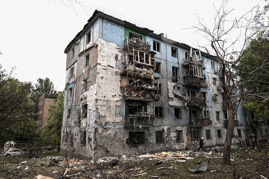 Un soccorritore cammina davanti a un condominio danneggiato durante un attacco aereo russo, nel contesto dell'offensiva russa contro l'Ucraina, a Zaporizhzhia. (REUTERS)