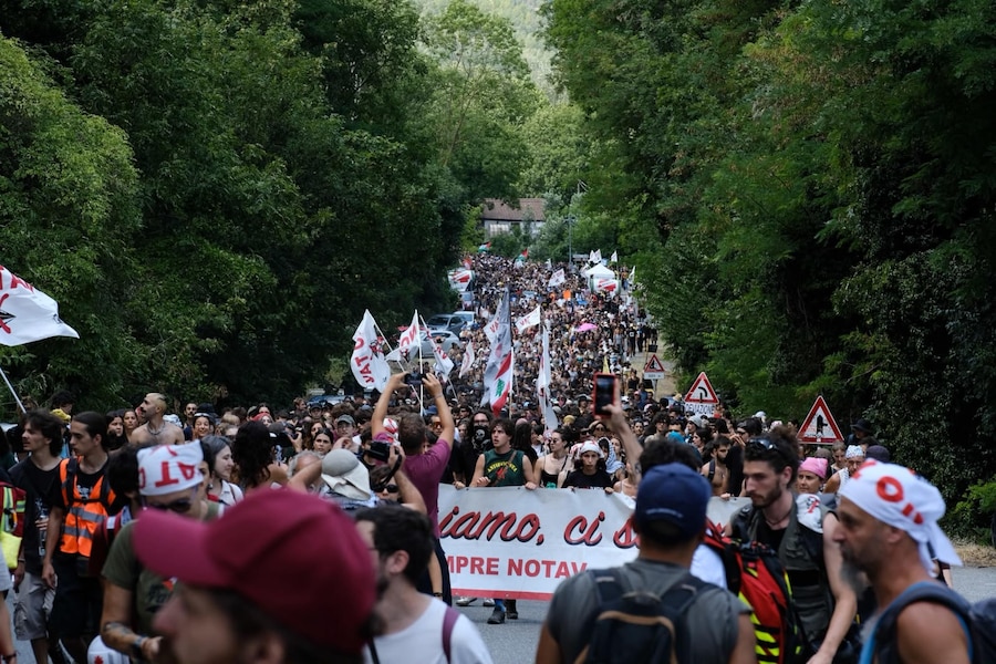 La marcia del popolo No Tav durante una delle giornate della 10a edizione del Festival Alta Felicità di Venaus, in Val di Susa. Torino. (ANSA)