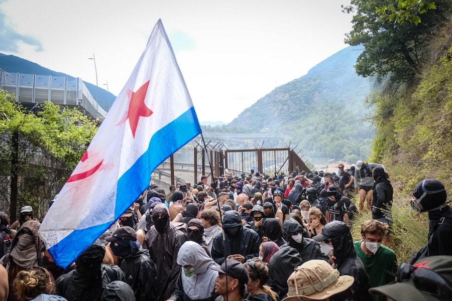 Durante le proteste dei No Tav, il cantiere di Chiomonte in Valle di Susa è stato attaccato su vari fronti da alcune centinaia di antagonisti che hanno lanciato bombe carta e pietre, mentre le forze dell'ordine hanno risposto con lacrimogeni e idranti. (ANSA)