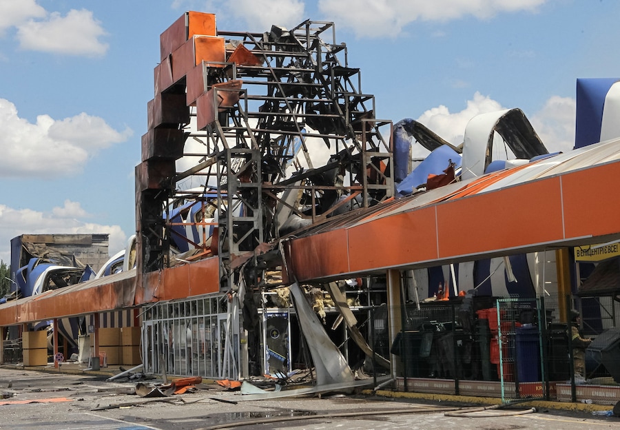 Il luogo in cui sorge un centro commerciale di articoli per la casa colpito da un attacco con droni russi, a Kryvyi Rih, nella regione di Dnipropetrovsk. (REUTERS/Stringer)