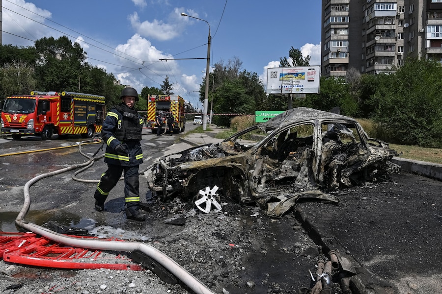 Un pompiere cammina sul luogo di una stazione di servizio colpita da un attacco aereo russo, a Zaporizhzhia. (REUTERS/Stringer)