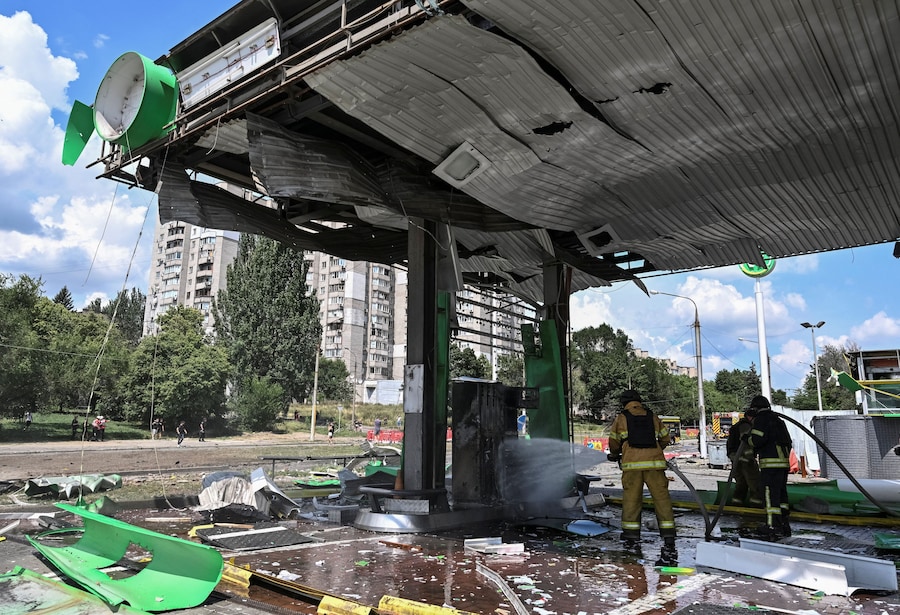 I vigili del fuoco intervengono sul luogo di una stazione di servizio colpita da un attacco aereo russo, a Zaporizhzhia. (REUTERS/Stringer)