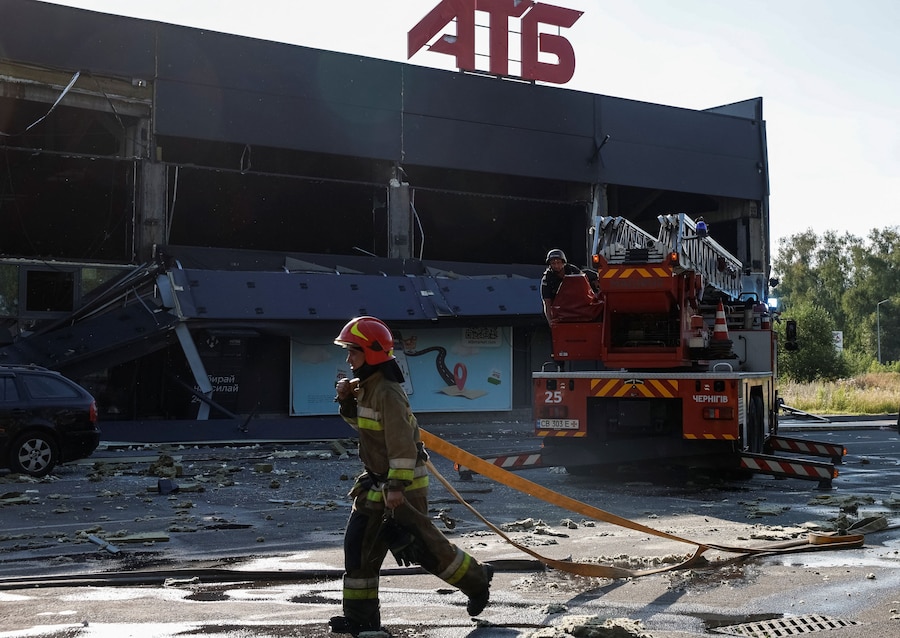 I vigili del fuoco intervengono sul luogo di un supermercato colpito da un attacco con droni russi, a Chernihiv. (REUTERS/Maksym Kishka)