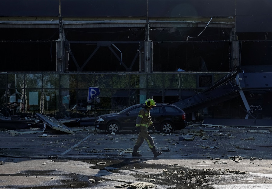 Un vigile del fuoco cammina sul luogo di un supermercato colpito da un attacco con droni russi, a Chernihiv. (REUTERS/Maksym Kishka)