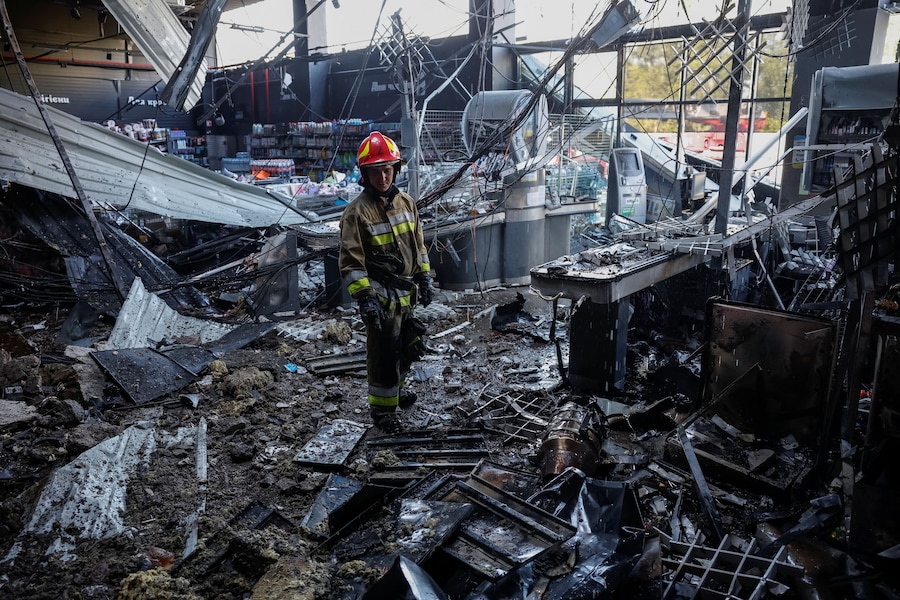 Un vigile del fuoco ispeziona il luogo in cui un supermercato è stato colpito da un drone russo, nel contesto dell'attacco della Russia all'Ucraina, a Chernihiv. (REUTERS/Maksym Kishka)