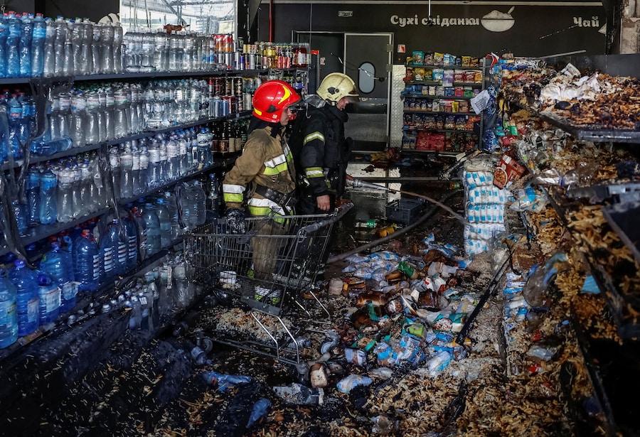 I vigili del fuoco intervengono sul luogo di un supermercato colpito da un attacco con droni russi, a Chernihiv. (REUTERS/Maksym Kishka)