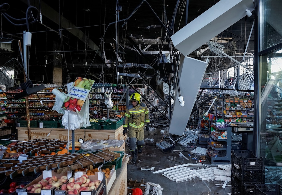 Un vigile del fuoco ispeziona il luogo in cui un supermercato è stato colpito da un drone russo, nel contesto dell'attacco della Russia all'Ucraina, a Chernihiv. (REUTERS/Maksym Kishka)