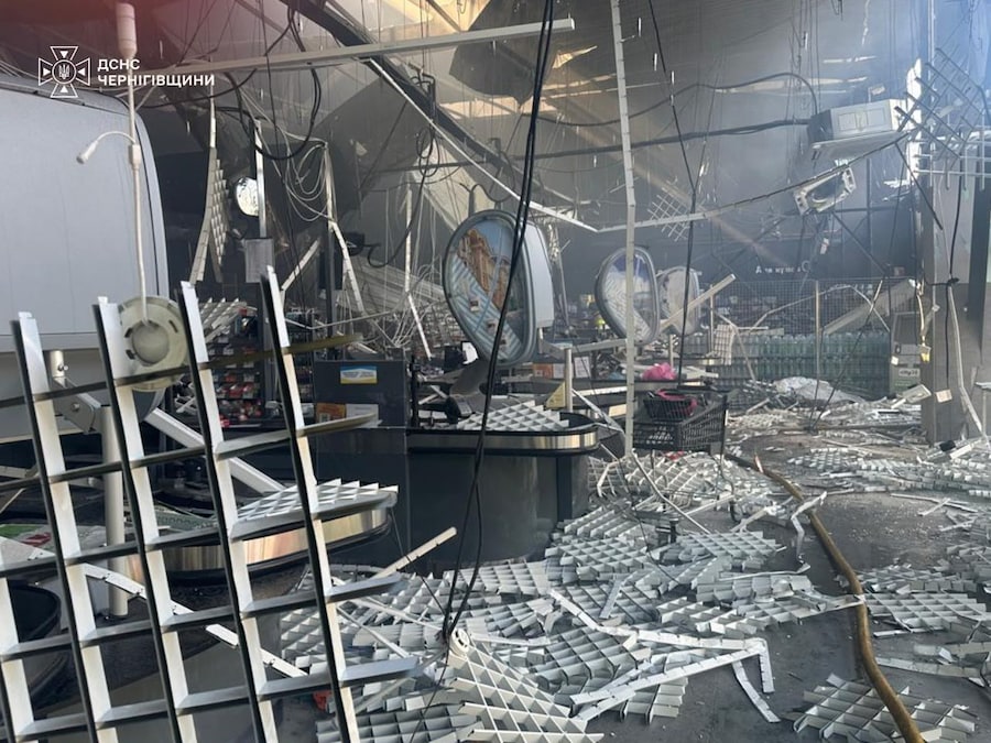Un supermercato danneggiato in seguito agli attacchi con droni russi a Chernihiv. (Servizio di emergenza ucraino via AP/APN)