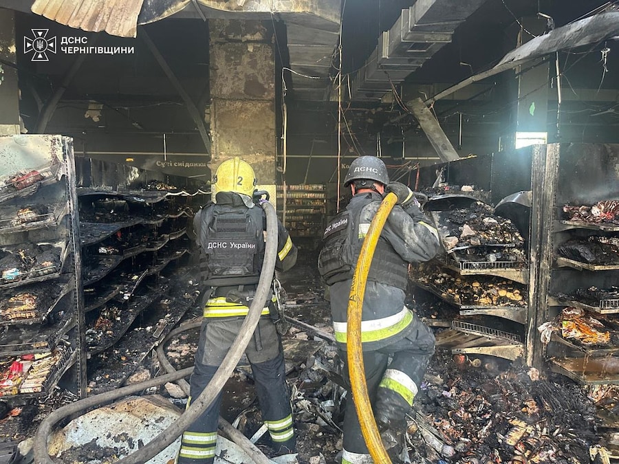 Vigili del fuoco spengono un incendio divampato in un supermercato a seguito di un attacco con droni russi a Chernihiv. (Servizio di emergenza ucraino via AP/APN)