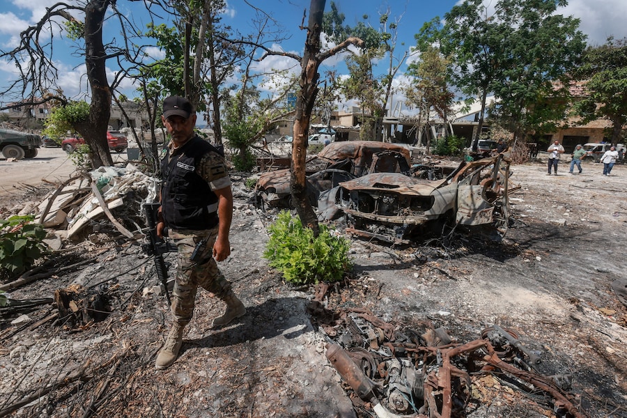Un membro dell'esercito libanese cammina accanto a veicoli distrutti a Zawtar al-Gharbiyeh, dopo il ritiro delle forze israeliane nell'ambito di un piano mediato dagli Stati Uniti, nel Libano meridionale, il 26 luglio 2026. REUTERS/Aziz Taher (REUTERS)