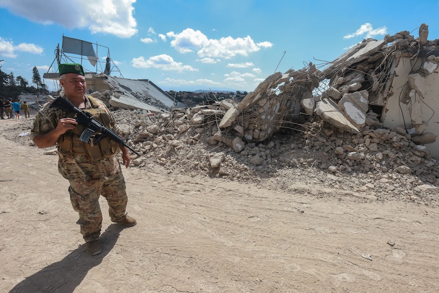 Un soldato dell'esercito libanese monta la guardia accanto alle macerie degli edifici a Zawtar al-Gharbiyeh, dopo il ritiro delle forze israeliane nell'ambito di un piano mediato dagli Stati Uniti, nel Libano meridionale, il 26 luglio 2026. REUTERS/Aziz Taher (REUTERS)