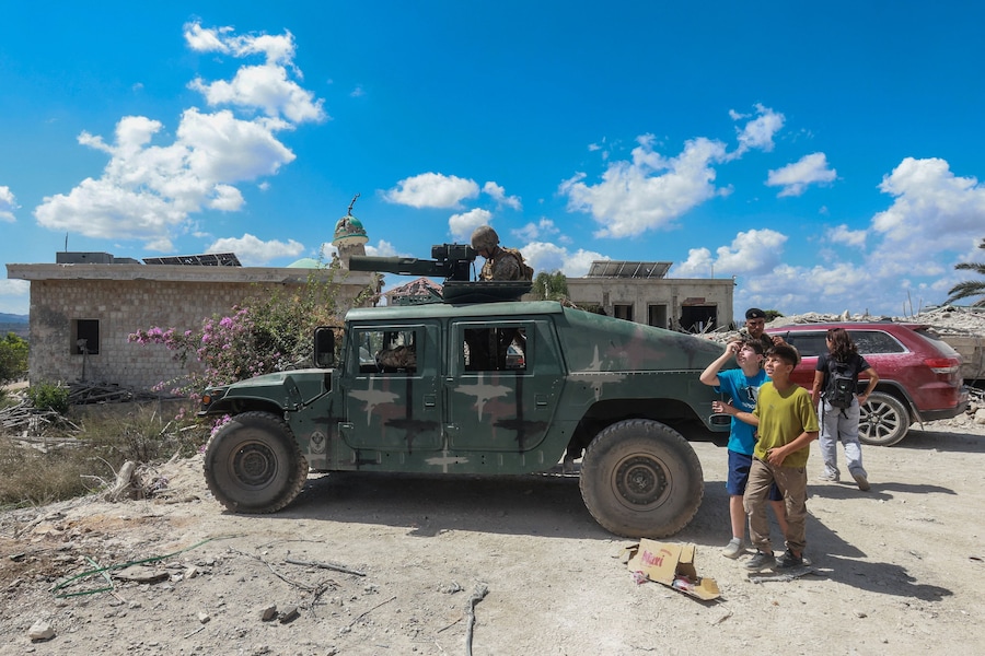 Dei bambini sono in piedi accanto a un veicolo dell’esercito libanese a Zawtar al-Gharbiyeh, nel sud del Libano, il 26 luglio 2026, dopo il ritiro delle forze israeliane nell’ambito di un piano mediato dagli Stati Uniti. REUTERS/Aziz Taher (REUTERS)