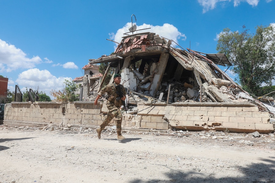 Un membro dell'esercito libanese corre accanto a un edificio distrutto a Zawtar al-Gharbiyeh, dopo il ritiro delle forze israeliane nell'ambito di un piano mediato dagli Stati Uniti, nel Libano meridionale, il 26 luglio 2026. REUTERS/Aziz Taher (REUTERS)