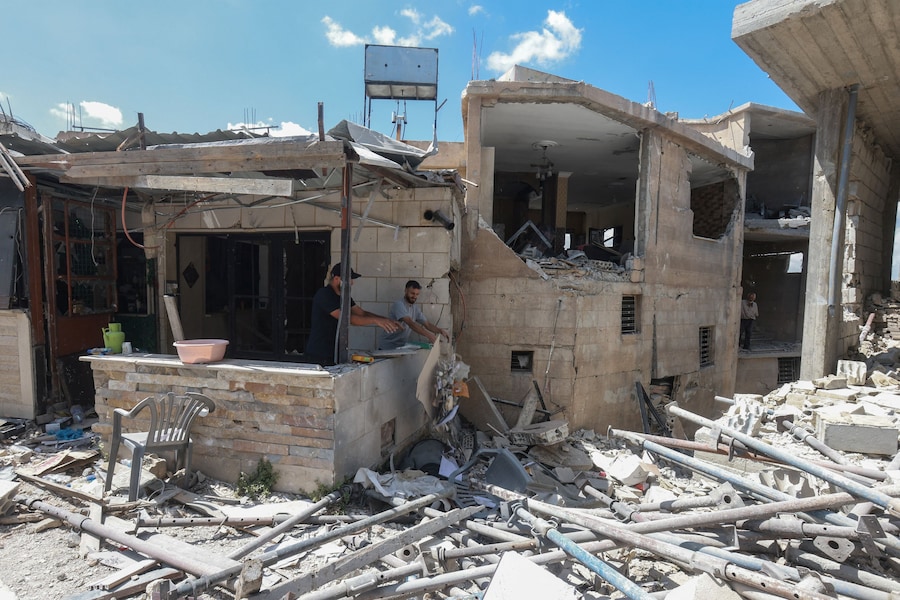 Alcune persone rimuovono le macerie da un edificio danneggiato a Zawtar al-Gharbiyeh, nel sud del Libano, il 26 luglio 2026, dopo il ritiro delle forze israeliane nell’ambito di un piano mediato dagli Stati Uniti. REUTERS/Aziz Taher (REUTERS)