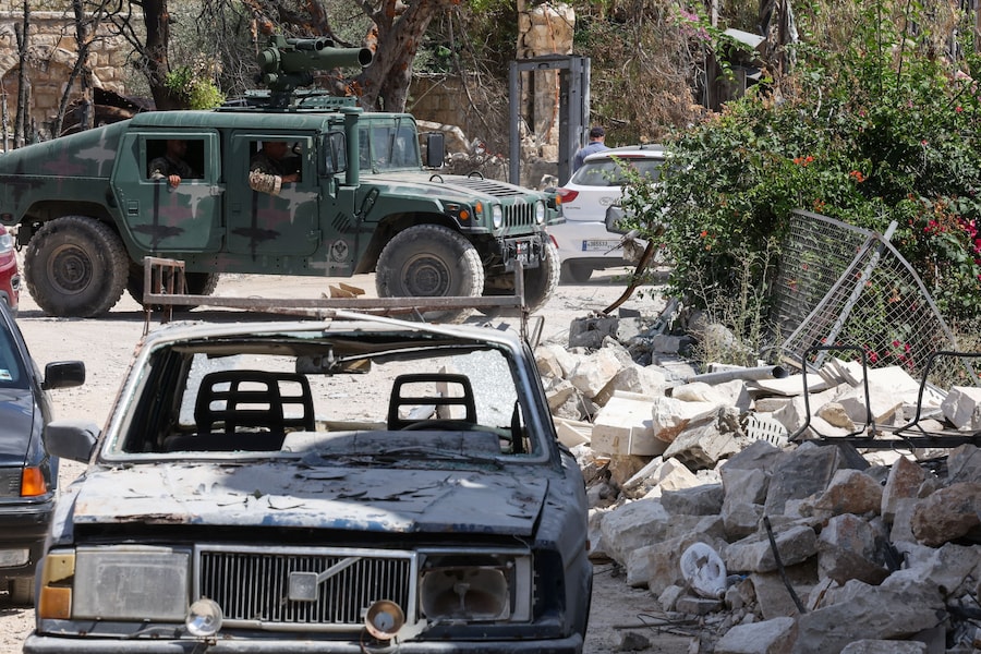 Soldati dell'esercito libanese seduti all'interno di un veicolo militare a Zawtar al-Gharbiyeh, nel sud del Libano, il 26 luglio 2026, dopo il ritiro delle forze israeliane nell'ambito di un piano mediato dagli Stati Uniti. REUTERS/Aziz Taher (REUTERS)