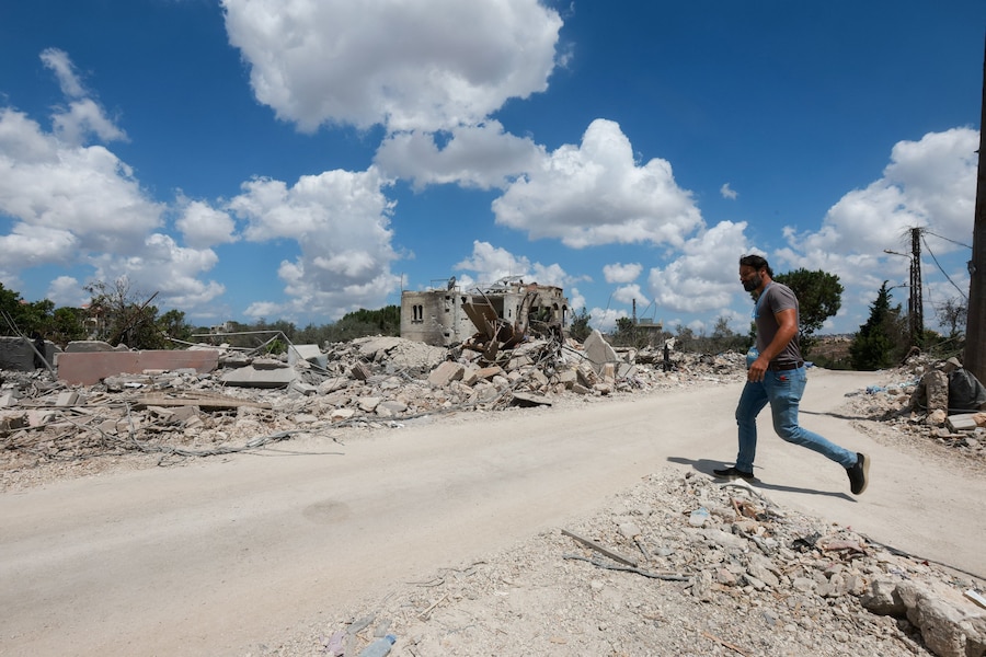 Un uomo cammina tra le macerie degli edifici a Zawtar al-Gharbiyeh, nel sud del Libano, il 26 luglio 2026, dopo il ritiro delle forze israeliane nell’ambito di un piano mediato dagli Stati Uniti. REUTERS/Aziz Taher (REUTERS)