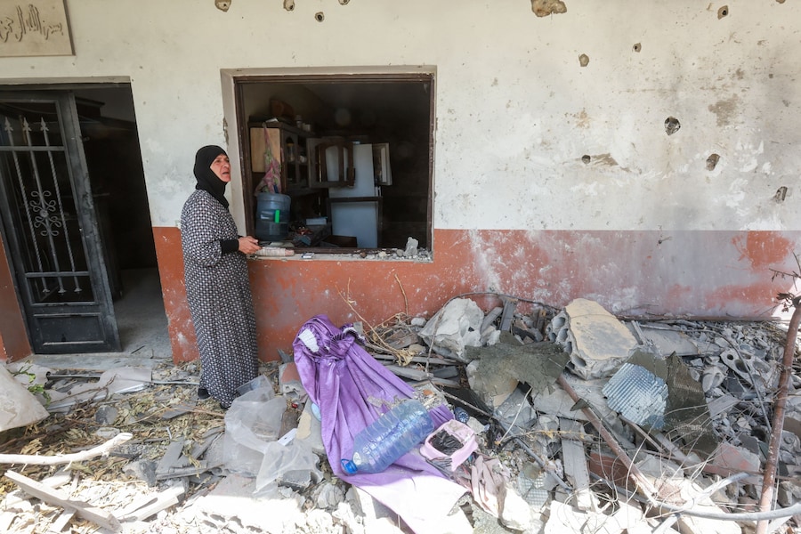 Una donna si trova vicino a un edificio danneggiato a Zawtar al-Gharbiyeh, nel sud del Libano, il 26 luglio 2026, dopo il ritiro delle forze israeliane nell’ambito di un piano mediato dagli Stati Uniti. REUTERS/Aziz Taher (REUTERS)