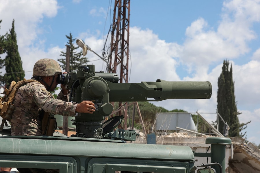 Un membro dell'esercito libanese è seduto su un veicolo militare a Zawtar al-Gharbiyeh, nel sud del Libano, il 26 luglio 2026, dopo il ritiro delle forze israeliane nell'ambito di un piano mediato dagli Stati Uniti. REUTERS/Aziz Taher (REUTERS)
