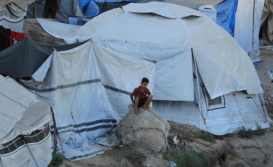 Un bambino seduto in un campo tendato nella città di Gaza, 26 luglio 2026. REUTERS/Dawoud Abu Alkas (REUTERS)