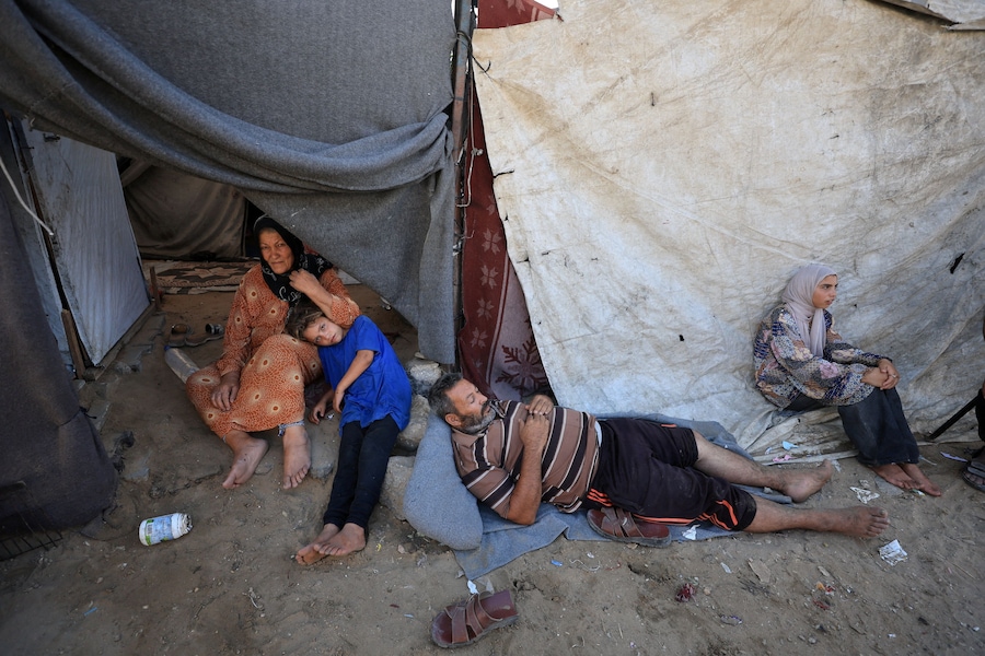 Alcune persone riposano per terra in un accampamento di tende nella città di Gaza, il 26 luglio 2026. REUTERS/Dawoud Abu Alkas (REUTERS)