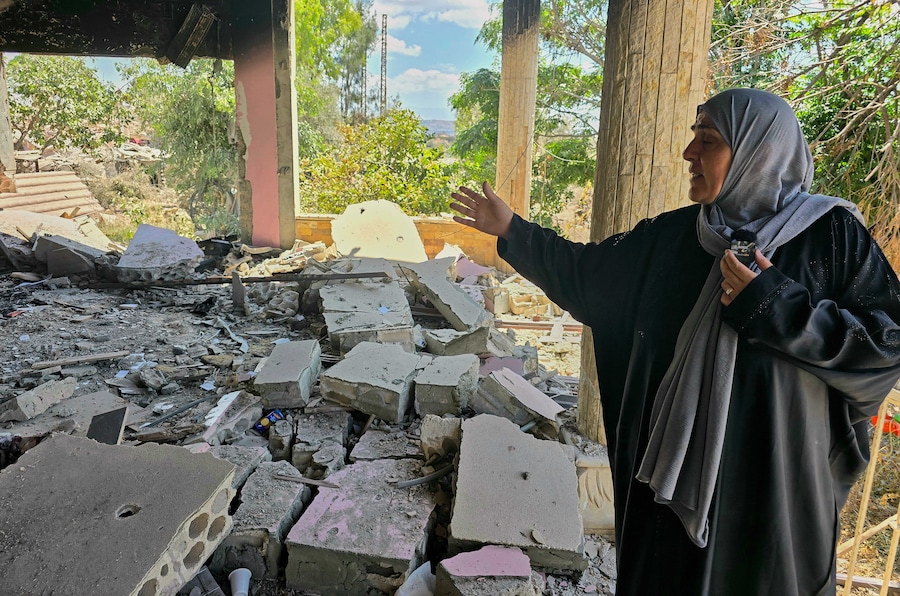 Una donna libanese mostra una parte della sua casa distrutta nel villaggio di Zawtar al-Gharbiyeh, nel sud del Libano. (Foto AP/Ahmad Mantash) (APN)