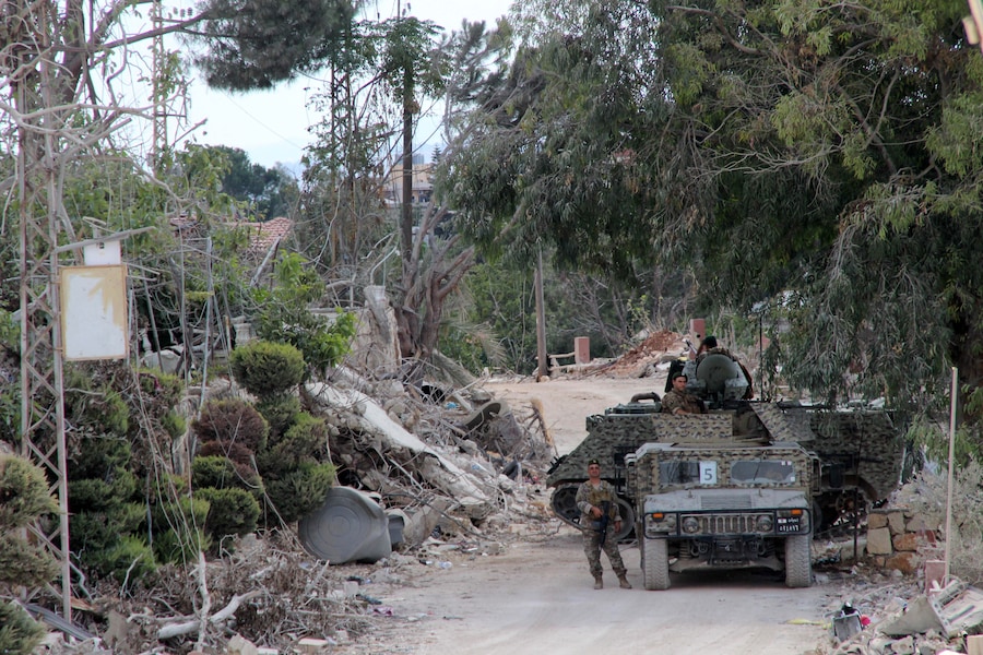 Soldati libanesi si schierano nel villaggio di Zawtar al-Gharbiyeh, nel sud del Libano, domenica 26 luglio 2026. (Foto AP/Ahmad Mantash) (APN)
