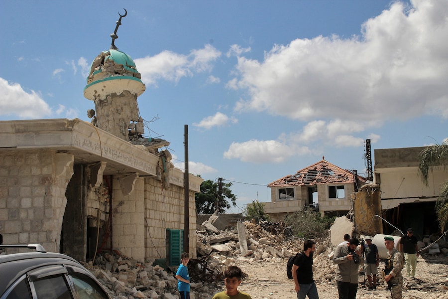 Cittadini e giornalisti si radunano davanti a una moschea distrutta dopo il dispiegamento dell’esercito libanese nel villaggio di Zawtar al-Gharbiyeh, nel sud del Libano, domenica 26 luglio 2026. (AP Photo/Ahmad Mantash) (APN)