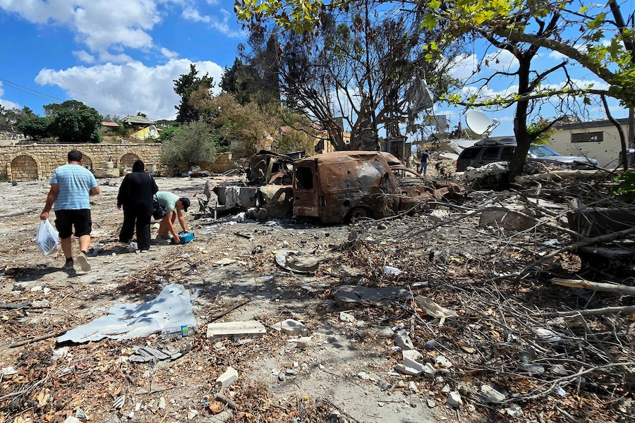 La gente passa accanto ad auto bruciate dopo il dispiegamento dell'esercito libanese nel villaggio di Zawtar al-Gharbiyeh, nel sud del Libano. (Foto AP/Ahmad Mantash) (APN)