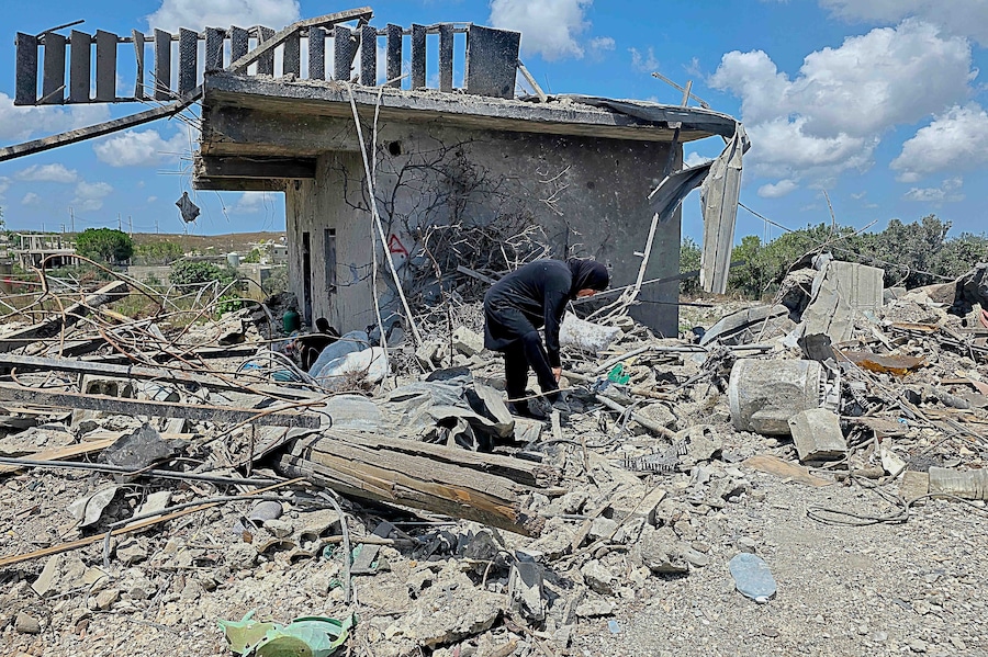 Una donna libanese rimuove le macerie della sua casa distrutta nel villaggio di Zawtar al-Gharbiyeh, nel sud del Libano, domenica 26 luglio 2026. (Foto AP/Ahmad Mantash) (APN)