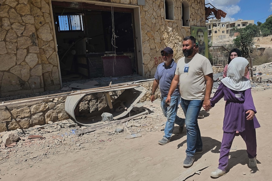 La gente cammina per le vie del villaggio di Zawtar al-Gharbiyeh dopo che l'esercito libanese si è schierato nel villaggio, nel sud del Libano. (Foto AP/Ahmad Mantash) (APN)