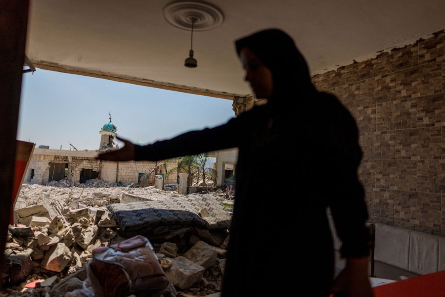 Heba Khalil Turkiyeh, una residente, si trova in quella che ha descritto come la stanza di suo nipote dopo essere tornata a Zawtar al-Gharbiyeh, un villaggio nel sud del Libano (REUTERS)
