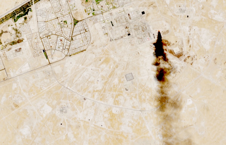 Un’immagine satellitare mostra del fumo fuoriuscire da un impianto petrolifero ad Abqaiq, in Arabia Saudita (via REUTERS)