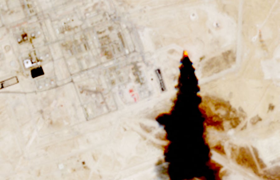 Un’immagine satellitare mostra del fumo fuoriuscire da un impianto petrolifero ad Abqaiq, in Arabia Saudita (via REUTERS)
