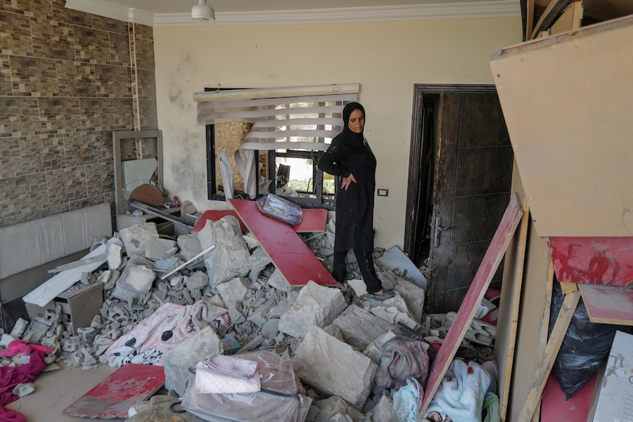 Heba Khalil Turkiyeh, una residente, si trova in quella che ha descritto come la stanza di suo nipote dopo aver fatto ritorno a Zawtar al-Gharbiyeh, un villaggio nel sud del Libano (REUTERS)