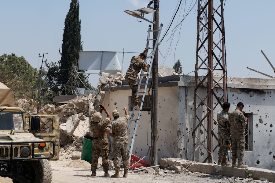 Soldati libanesi operano a Zawtar al-Gharbiyeh, una delle tre cosiddette zone pilota istituite in seguito al ritiro delle forze israeliane previsto dall’accordo mediato dagli Stati Uniti (REUTERS)