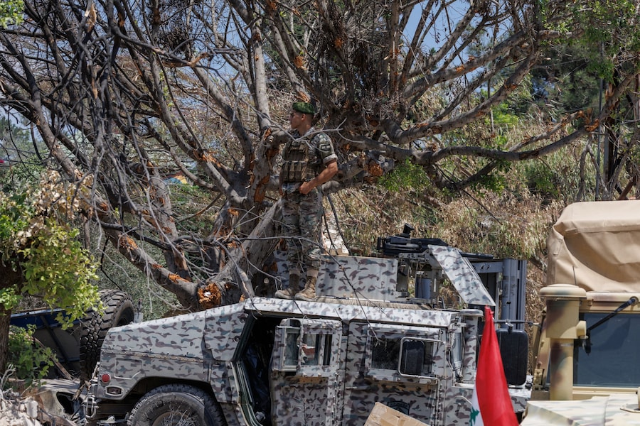 Un ufficiale dell’esercito libanese presidia una posizione a Zawtar al-Gharbiyeh, un villaggio nel Libano meridionale (REUTERS)