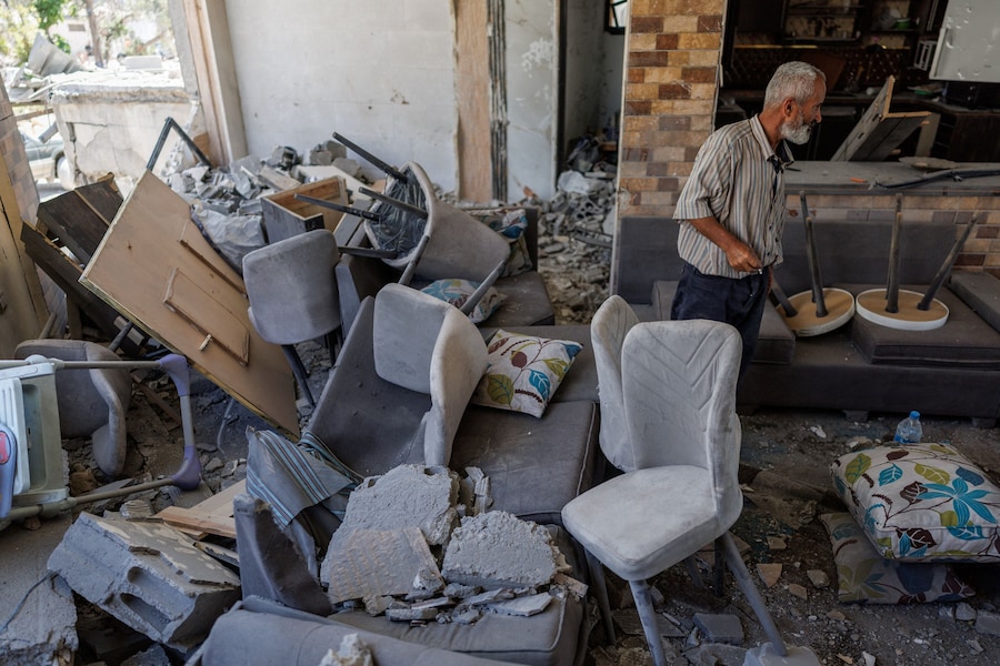 Khalil Qasim Turkiyeh, 60 anni, un agricoltore che ha riferito come l’esercito israeliano abbia raso al suolo il suo terreno con dei bulldozer, si trova all’interno della parte danneggiata della casa del figlio dopo aver fatto ritorno a Zawtar al-Gharbiyeh, un villaggio nel sud del Libano (REUTERS)
