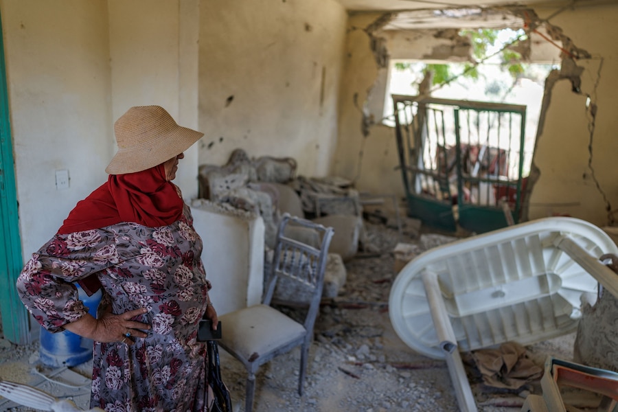 Haifa Shkair, una residente, osserva la sua casa danneggiata dopo aver fatto ritorno a Zawtar al-Gharbiyeh, nel Libano meridionale (REUTERS)