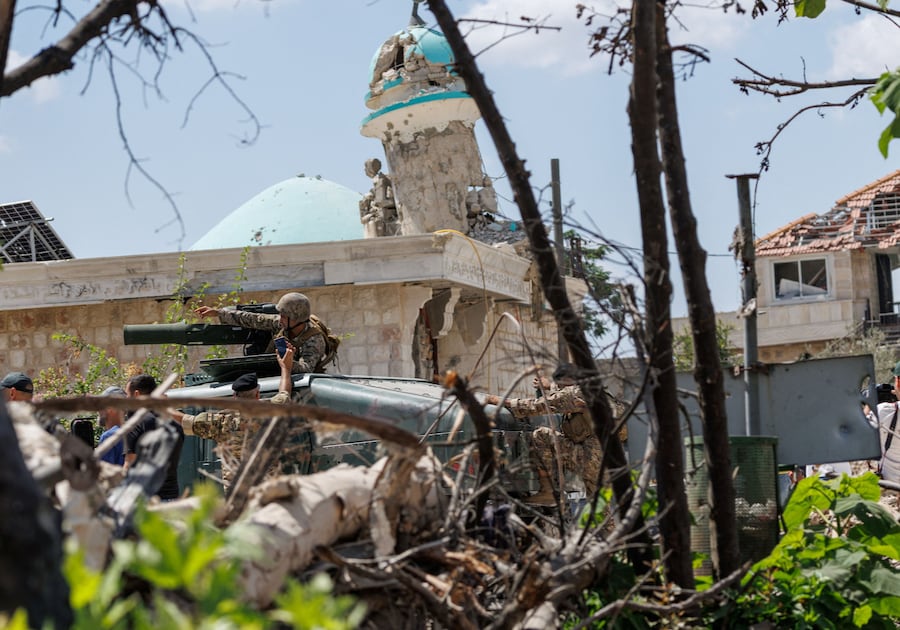 Ufficiali dell’esercito libanese presidiano una posizione a Zawtar al-Gharbiyeh, un villaggio nel Libano meridionale, mentre i soldati libanesi si dispiegano in una delle tre cosiddette “zone pilota” in seguito al ritiro delle forze israeliane previsto da un piano mediato dagli Stati Uniti (REUTERS)