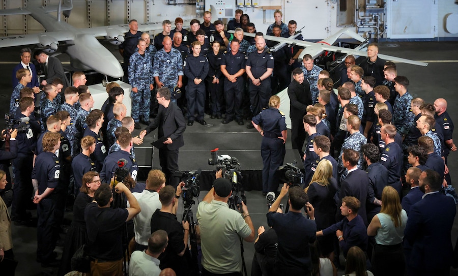 Il primo ministro britannico Andy Burnham e il presidente dell’Ucraina Volodymyr Zelenskiy durante la loro visita alla base navale di Portsmouth per incontrare le truppe britanniche e ucraine e rilasciare dichiarazioni congiunte a bordo della portaerei HMS Queen Elizabeth, il 27 luglio 2026. Simon Jones/Pool via REUTERS (via REUTERS)