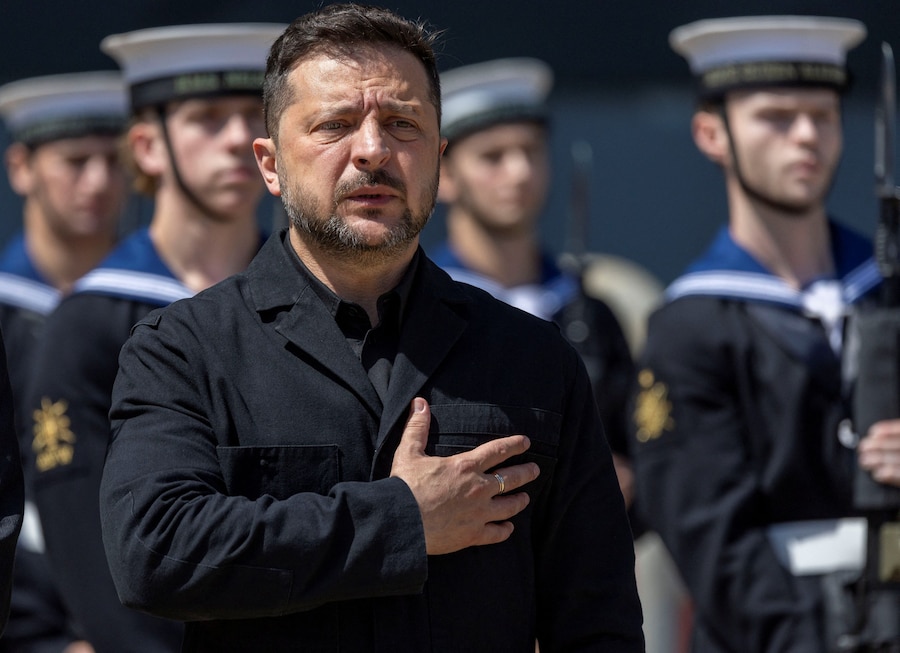 Il presidente dell'Ucraina, Volodymyr Zelenskiy, durante la sua visita alla base navale di Portsmouth per incontrare le truppe britanniche e ucraine e rilasciare dichiarazioni congiunte a bordo della portaerei HMS Queen Elizabeth, il 27 luglio 2026. Simon Jones/Pool via REUTERS (via REUTERS)
