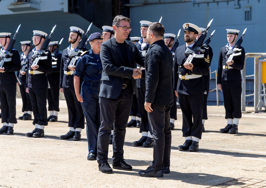Il primo ministro britannico Andy Burnham accoglie il presidente dell’Ucraina, Volodymyr Zelenskiy, durante la loro visita alla base navale di Portsmouth per incontrare le truppe britanniche e ucraine, il 27 luglio 2026. Simon Jones/Pool via REUTERS (via REUTERS)