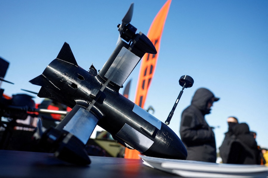 Il drone intercettore P1-Sun FPV è esposto in una mostra dedicata ai produttori ucraini di droni, sullo sfondo dell'attacco russo all'Ucraina, in una località non resa nota, Ucraina, 20 febbraio 2026. REUTERS/Valentyn Ogirenko (REUTERS)