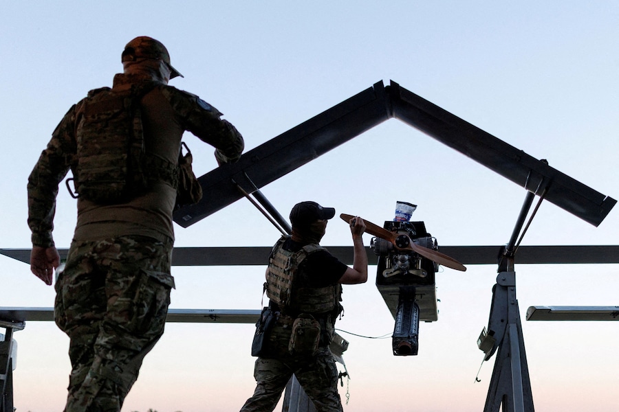 I militari della 414ª Brigata autonoma dei sistemi aerei da attacco senza pilota “Magyar’s Birds” delle Forze Armate ucraine scrivono messaggi destinati ai russi su un drone da attacco in profondità FP-1 prima che questo decolli per una missione di combattimento, nel contesto dell’attacco russo all’Ucraina, in una località segreta in Ucraina, nel 2026. REUTERS/Valentyn Ogirenko/Foto d'archivio (REUTERS)