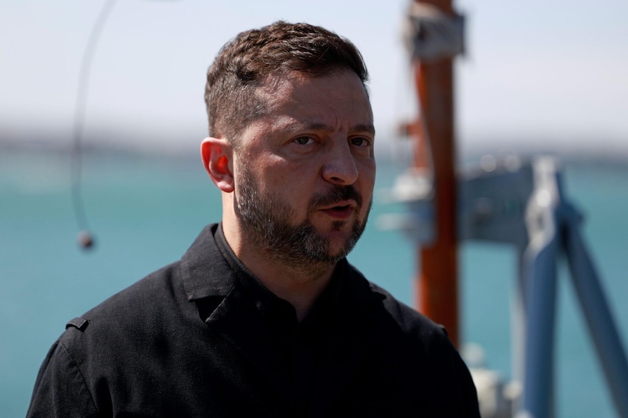Il presidente ucraino Volodymyr Zelensky osserva la scena durante una visita con il primo ministro britannico Andy Burnham alla base navale di Sua Maestà a Portsmouth, in Gran Bretagna, il 27 luglio 2026. «Le priorità fondamentali sono la difesa aerea, la sicurezza marittima e la produzione congiunta nel settore della difesa», ha affermato Zelenskyy in un post sui social media al suo arrivo a Portsmouth. EPA/JASON ALDEN / POOL (EPA)
